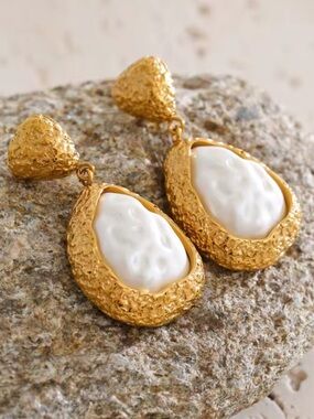 Pearl Golden Muse Earrings